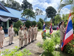 คณะผู้บริหาร พนักงานราชการและพนักงานจ้าง องค์การบริหารส่วนตำบลเมืองทุ่ง ร่วมกิจกรรมเคารพธงชาติและร้องเพลงชาติไทย เนื่องในวันพระราชทานธงชาติไทย ประจำปี ๒๕๖๙ ในวันจันทร์ที่ ๒๘ กันยายน ๒๕๖๙